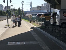 清水港線遊歩道を歩くクルーズ観光客.jpg