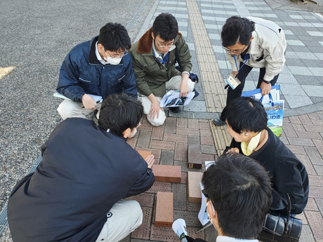 06-03_250310_ペデストリアンデッキ下舗装復旧.jpg