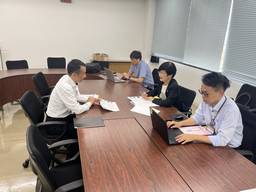 14_251015_鈴与建設㈱_河岸の市誘導サイン.jpg