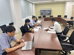 15_251015_鈴与建設㈱_河岸の市誘導サイン.jpg