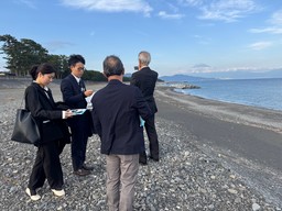 磯部先生三保海岸視察.jpg