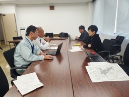 24_251211_乗客等誘導用移動式フェンス.jpg 24_251211_乗客等誘導用移動式フェンス.jpg